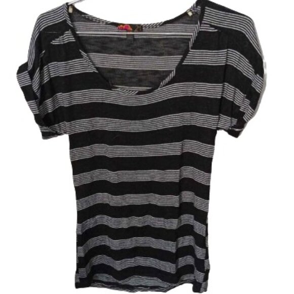 Forever 21 Black + White Tee Size Small - Picture 1 of 8